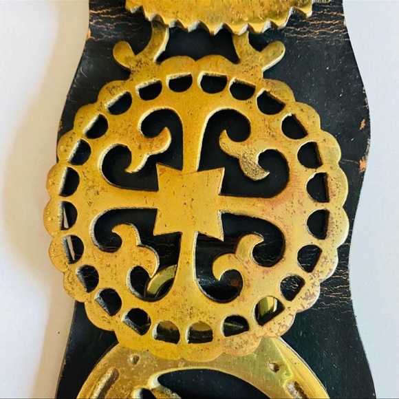 VINTAGE ENGLISH HORSE BRASS MEDALLIONS / LEATHER STRAP . - Picture 3 of 10